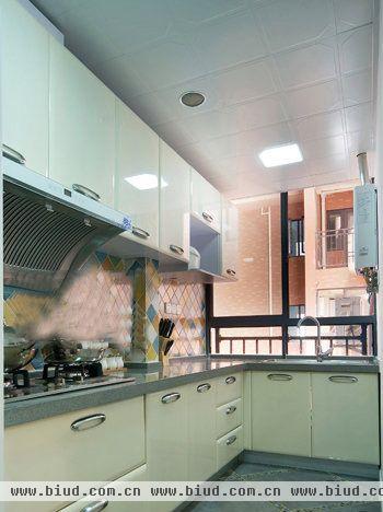 厨房的风格比较现代感 简约风格 水槽的位置放在窗户那边 采光很好~