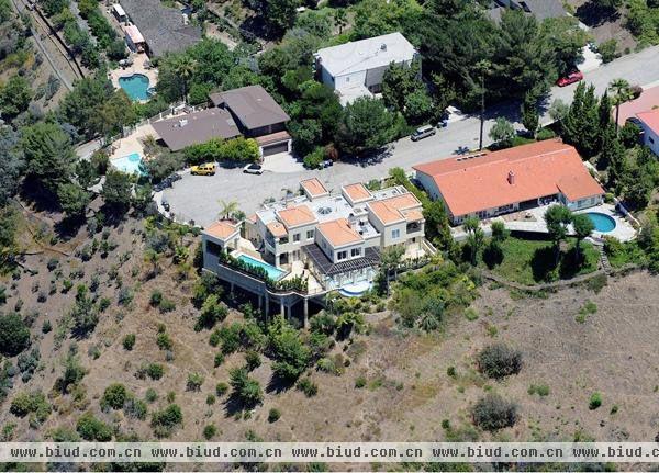嘎嘎的新房子位于加州的贝弗利，总面积大约有一英亩，包含一个长方形的大室外游泳池。