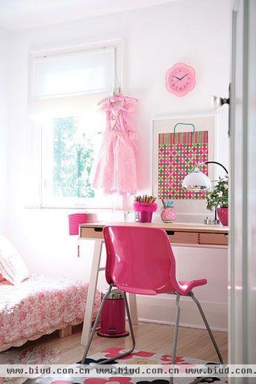 　粉色的脸夕阳汗颜，害羞了窗帘。这间粉色的房间，一定将耀眼美丽的太阳都给汗颜了吧。看上去粉粉嫩嫩的空间像极了童话世界里公主的房间。这是一间带着梦幻气息的女孩子的儿童房，在这间房间里粉色和白色成为了房间里的主色调。红色的书桌椅子简单大方，由于颜色是片色的红色，因此这把椅子也便成了这间房间里的装饰品之一。简单的书桌，是孩子打开知识海洋的一扇门。浅色的木质地板在房间里其他粉色的装饰品的映衬下似乎也成了粉色的。