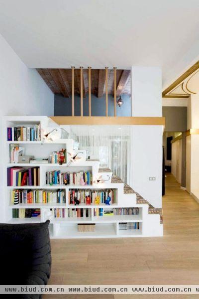 楼梯当做书架来用，真是再好不过了。小公寓装修效果图，简约不一样的美。