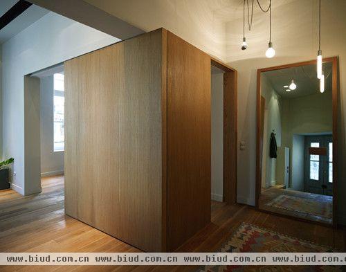 　极简主义风格装修在有限的空间中，公寓进行了全面的设计和翻新，从而达成一个灵活的布局。极简主义风格装修在门厅，客厅和厨房的交界处，一个“木箱”提供必要的仓储空间，推拉门内是独立的厨房空间。