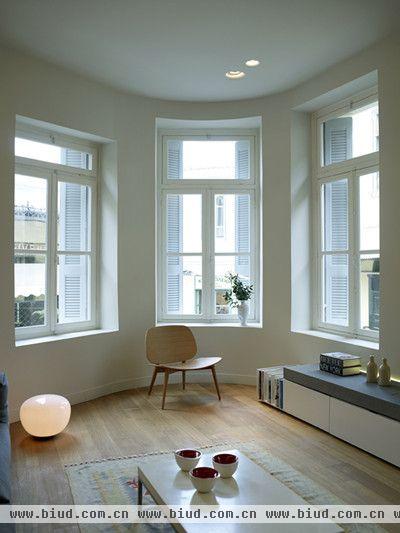 新古典主义建筑特点与现代元素的结合创造出轻松而优雅，极简风格装修极富个性化的独特住宅空间。