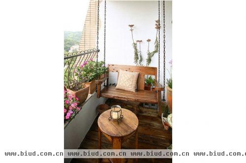 想要把家中阳台装修成舒适、惬意的小空间，那么一张悬挂式的木椅绝对是“利器”。试想一下，在这样的木椅上和心爱的人一起慢慢摇到老，是何等浪漫。如果不想破费买吊椅，那就用吊床来代替吧~