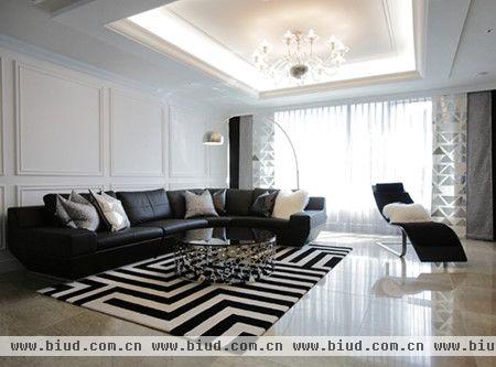 和玄关不同，以白色作为主色调的客厅明亮清新，以黑白配作为设计主题的客厅，直接明了。迷宫花纹的地毯给房子增加一些独特的线条设计，给人强烈的视觉冲击。