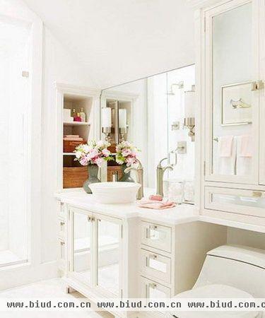 透亮的浴室里面浴室柜里还采用了大量的镜面，让光线能够折射到卫生间的每个角落，整齐的收纳配合鲜花的妆点，让整个卫生间都明亮起来。 