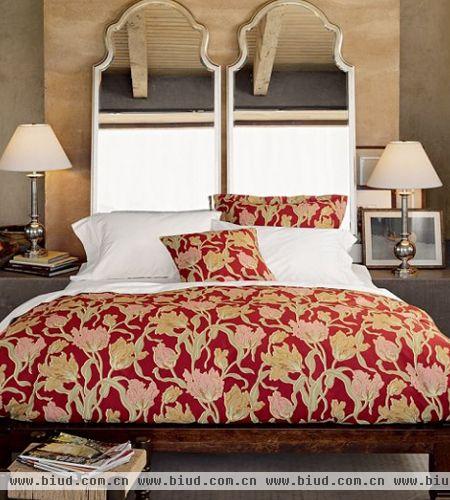 为客人准备的卧室，可以采用黄色的内墙乳胶漆或墙贴、浅色木材和深色的实木地板作为主要装饰材料，这种搭配组合能够达成既质朴、温暖。又舒适、可人的装饰效果。 