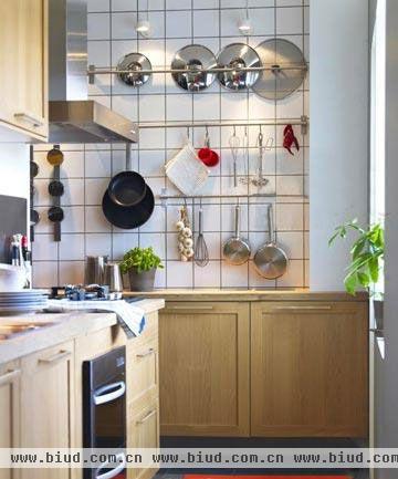 在墙面上方安置隔板，你可以将常用的餐盘、碗碟等餐具放置在上面。隔板可根据自家厨房墙面的面积大小来量身定做。一般来说，隔板的长度要短于操作区的长度，以便在烹饪时顺手取拿物品。 