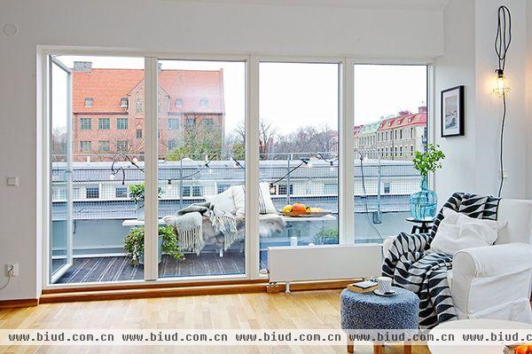 我们找到了一个华丽的阁楼公寓，它位于瑞典第二大城市哥德堡的中心区。波西米亚小镇，也被称为“通往北欧的门户”，这里有大量紧凑型小型住宅，展示了华丽细节和简单的现代外观。毫不费力地，这间59平方米的公寓非常精致。宽敞的客厅与厨房和书房相结合。其中一个特定的细节吸引了我的注意：书房处圆形，优雅，近乎“巴洛克”式的窗口。简单的地毯，增强了舒适感，展现出这间公寓真实的瑞典特性。主卧室不是很宽敞，但看起来真的很舒服。