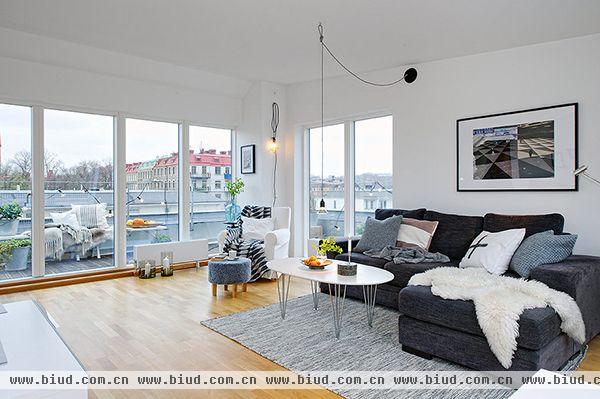 我们找到了一个华丽的阁楼公寓，它位于瑞典第二大城市哥德堡的中心区。波西米亚小镇，也被称为“通往北欧的门户”，这里有大量紧凑型小型住宅，展示了华丽细节和简单的现代外观。毫不费力地，这间59平方米的公寓非常精致。宽敞的客厅与厨房和书房相结合。其中一个特定的细节吸引了我的注意：书房处圆形，优雅，近乎“巴洛克”式的窗口。简单的地毯，增强了舒适感，展现出这间公寓真实的瑞典特性。主卧室不是很宽敞，但看起来真的很舒服。