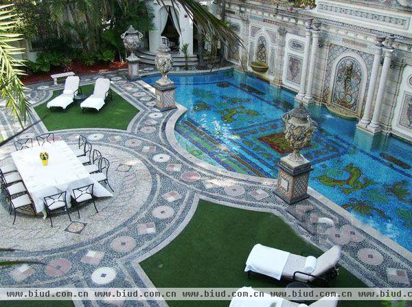 已故设计师Gianni Versace位于美国迈阿密的豪宅即将在九月被拍卖，16年前，他正是在别墅门前遭枪击身亡。