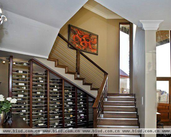 楼梯下面比较阴凉 比较适合储存红酒 于是乎。。