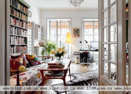 北欧风格与复古风格的完美演绎，从整个设计的家具看，都是一些古老的家具用品，有些还是比较有名气的，大多从跳蚤市场里收集回来的，比如那由勒柯布西耶设计的1928年扶手椅表，灯具和瑞典锡枕头地毯等。