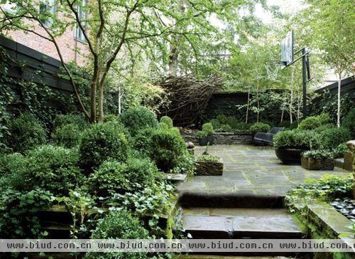 这个隐匿在城市中的小小花园是朱利安·摩尔 (Julianne Moore) 一家的骄傲，你是否也想在其间漫步徜徉一番呢？