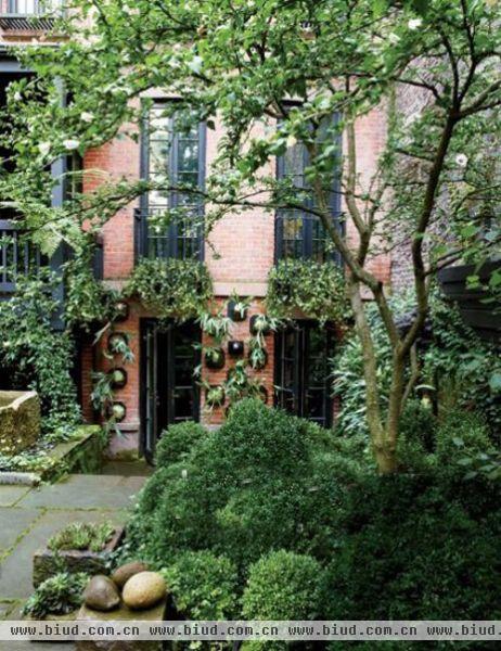 在喧嚣都市留存一方绿意天地！走进老牌女星朱利安·摩尔(Julianne Moore)的美丽花园，感受扑面而来的自然静谧气息