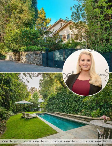怀上第二胎的杰西卡·辛普森 (Jessica Simpson) 最近开始琢磨换房子的事，她先购入了另一处豪宅，然后把自己位于比弗利山庄的旧宅以799.5万美元的价格挂牌出售。