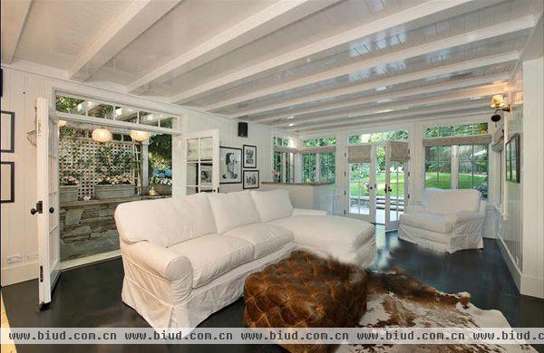 杰西卡·辛普森799.5万美元出售比弗利山庄豪宅，房间弥漫淡雅田园风情，私家花园&泳池风景独好！