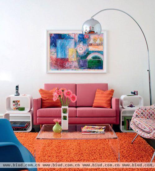墙面多选择白色做底，搭配以苹果绿、大红、粉、黄等跳跃色彩的家具配饰，既展示出个性品位，简洁的设计也很符合当代人的生活节奏和喜好。这种类型的客厅强调功能性设计，线条简约流畅，色彩对比强烈。