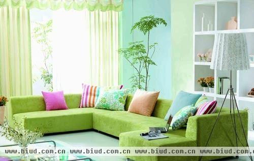 　经典风格客厅装修效果图大全，草绿色的沙发、清新色系的条纹地毯、浅绿色的窗帘，再搭配充满生机的绿植，这个沙发区把美好的春天永远留在了家里。