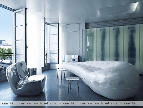 关于卡尔·拉格菲尔德 (Karl Lagerfeld) 极简主义的巴黎公寓，海报网编编曾经简单介绍过，不过“老佛爷”近来主动把自家公寓照片放到同名品牌官网，展示了更为丰富的细节。