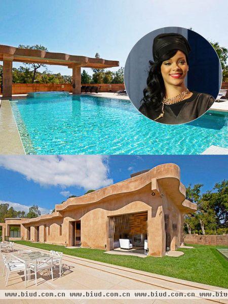 蕾哈娜 (Rihanna) 最近在洛杉矶大方入手了一桩价值1200万美元的房产。这位令人沉醉的别墅坐落于洛杉矶的山岭之间，面积约为11000平方英尺（约1020平方米），有七个卧室和九个淋浴房。