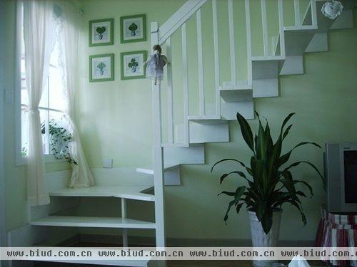 白色楼梯楼梯口处还做了几幅装饰画小小的角落也不能给放掉来两幅装饰画吧