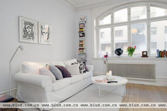 北欧风格单身公寓装修效果图，这是一套非常温馨的单身公寓，54平米装饰的非常有趣，九成白色的家具，偶尔也能见到木原色的家具，清新淡雅的白色总能营造出不同的家居世界。