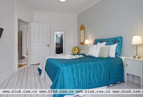 蓝色向来是种成熟稳健色彩，卧室中使用，可以让它多一些的静谧，然后用黄色加以对比，也让空间多了一些复古而神秘的氛围。