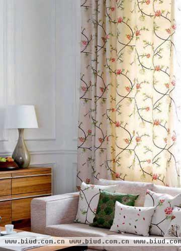 客厅在色彩与图案的搭配上宜轻松柔和，不宜过多使用对比色，如果窗帘是花朵图案，那么同色系面料的靠包点缀，也可搭配一两只色彩较为明艳的靠包，让房间层次更为丰富立体。