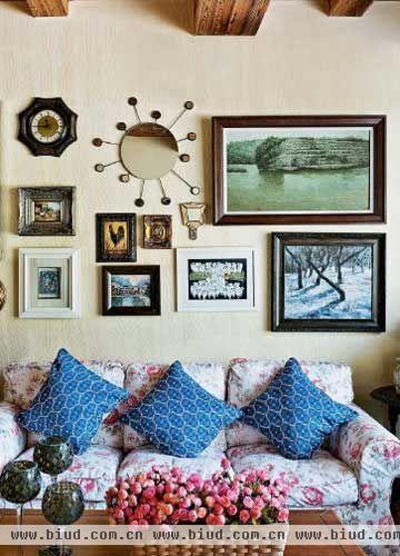 古朴的木质屋顶和茶几与柔软亮丽的布艺沙发搭配，勾画出美式田园风格的客厅空间