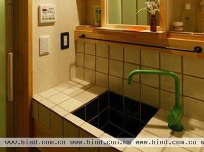 浴室的洗手台选用了墨西哥瓷砖，硅藻土墙壁配上木制壁柜，显得清新自然。