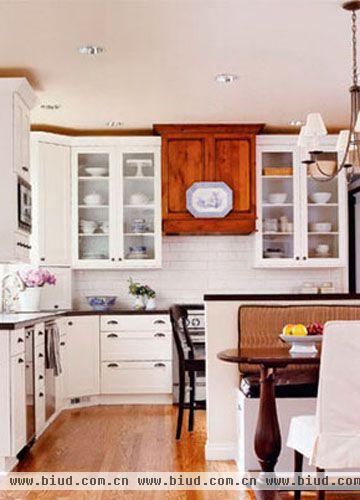 厨房中刷白色漆的家具，一定要与华美的精致器皿配对，在于才能保持乡村风格的地道。外墙可以用土黄色来固化风格，然后用精致的家居配饰来衬托整个风格。