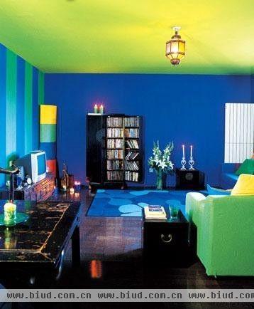 和谐的色彩搭配能够放大空间的立体感。在50平方米的天花板上铺满了大面积的苹果绿，青得让人想啃一口，90度下折过来的海水蓝成为客厅主要的色调，电视墙体的蓝绿相间有一种向下纵深的张力。