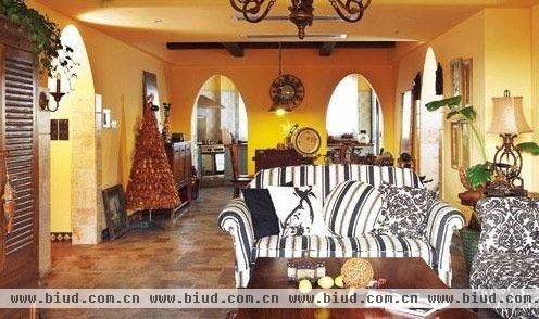 以西班牙风格为主的客厅，视觉上主要以暖黄色和黑白条纹的沙发构成，质朴又不失奢华感。