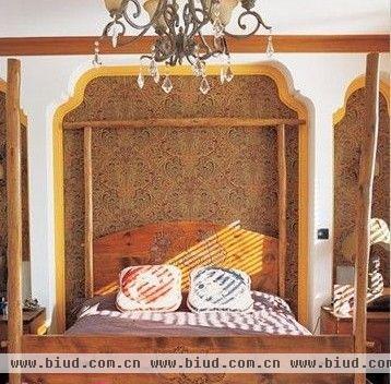 　卧室家具与壁纸的选择除了考虑色彩上的统一，图案与造型也与印巴风相呼应。
