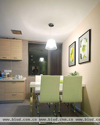 小餐厅位于厨房内，形成餐厨一体的空间。白色的餐桌椅给人简洁明快的感觉，为小家庭营造轻松惬意的用餐氛围。
