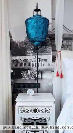 我们如何把复古的中式元素巧妙的融入到现代的家居空间里呢?中式传统镂空花纹设计的白色床头柜，配以蓝色灯笼式的床头灯，营造出充满风韵的柔软中国风。