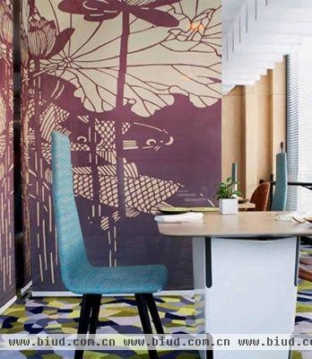 现代简约风格的餐厅里，将中式纹样图案放大，形成一面极具视觉冲击力的背景墙，与几何形图案的地毯想搭配，为享用大餐提供了现代又古朴的氛围。