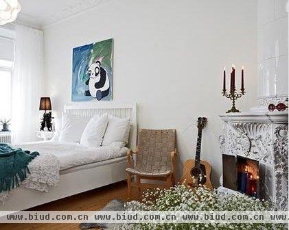 这个卧室空间很足，不仅放上了壁橱，这边大多的花也是需要空间来放置的。房间整体通白，简单宜家风格床架线条干净利落，很符合整个空间效果。造型时尚的白色吊灯是个亮点，床头墙面只有一副可爱的熊猫手绘来装饰就已经足够了