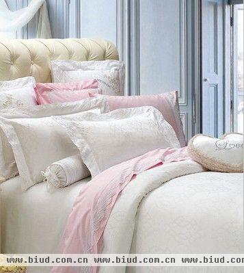 柔粉色与奶白色、白色穿插使用，让卧室散发女性柔美气息。与此同时，有节制的粉色元素也避免了让卧室陷入粉红梦魇的结局，显得典雅而从容。