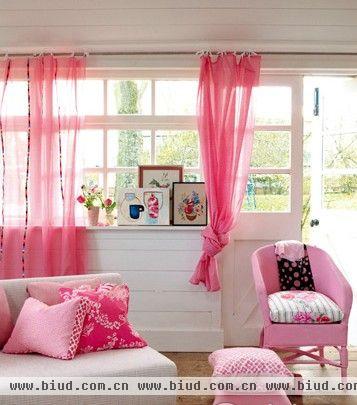 粉色纱幔与粉色扶手椅以及粉色带碎花或几何图案靠垫搭配，以不同材质和层次的粉色衬托白色木条墙壁与做旧木地板，散发甜美气息。