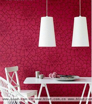 简洁的白色餐桌椅和吊灯，完美地平衡了由蔷薇色花朵图案墙纸营造的餐厅背景墙带来的浓郁女性气息，同时保留了恰如其分的柔美感。