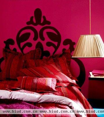 由玫红色、大红色、紫色互相碰撞而产生浓烈的色彩效果，大胆的用色凸显出强烈的个性，一侧的金色吊灯和黑色古典欧式“床头板”则如秤砣一般稳住了整个画面。