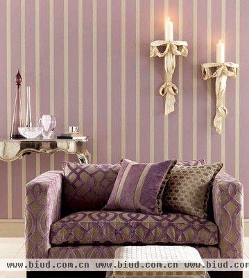 粉紫色条纹墙纸与同色系沙发相互呼应，搭配金色金属镀色边桌与墙面上的金色丝绸装饰烛台，有一些小奢华、小“贵气”，却不过分张扬。