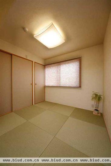 房子设计新颖，但也保留了传统元素。和室内铺有榻榻米，室内简洁的布置给人宁静安逸的感觉。