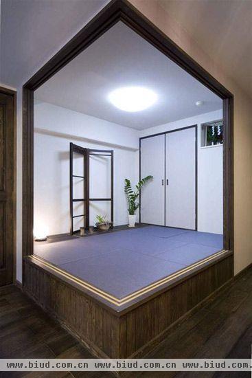 和室采用蓝色的榻榻米草席，给人宁静平和的感觉，绿色植物的装点给这个空间带来清新的气息。