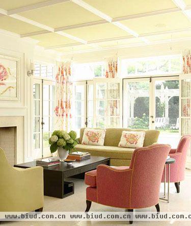 客厅空间里巧妙地运用了拥有对比感的色彩营造出一种明快活泼的氛围。苹果绿的双人沙发和座椅，加入与之形成碰撞的红色单人沙发，富于了小空间无限遐想的可能。而白色墙面和木质茶几的调剂，则自然不着痕迹地融合进整个环境里。