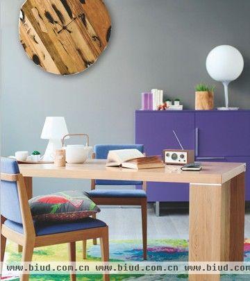 灰色墙面搭配淡紫色的家具，配上花卉色彩的地毯装饰，森女派也可以展现出现代风的一面。
