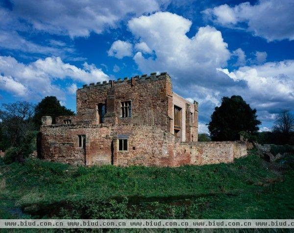 位于英国中部的 Astley Castle 是一座历史悠久的古堡，它始建于十六世纪，里面居住过三代王室贵族，直到二战期间因为战火原因才被荒废。