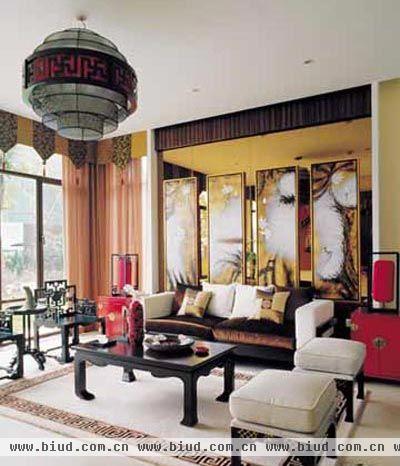 会客厅要古典贵气会客厅是整个家的“面子”，空间大气的同时，选择的中式座椅造型方正庄重，但过于装饰，亲和力不足，可搭配色彩柔和的沙发、坐榻来拉近距离。另外，可借用背景墙展现客厅的高贵，金色的镜面玻璃加上挥洒自如的水墨四联挂屏作为客厅的主题墙，既有古代宫廷的贵气又颇具风韵，是整个空间最值得刻画的部分。