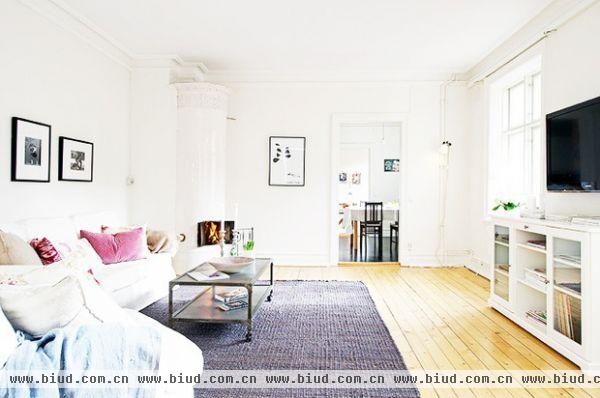 这是一所迷人的公寓，有着宽敞客厅，凉爽色调，平和温馨气氛，特别喜欢它那清新的装饰，白色宜家布艺沙发，漂亮抱枕